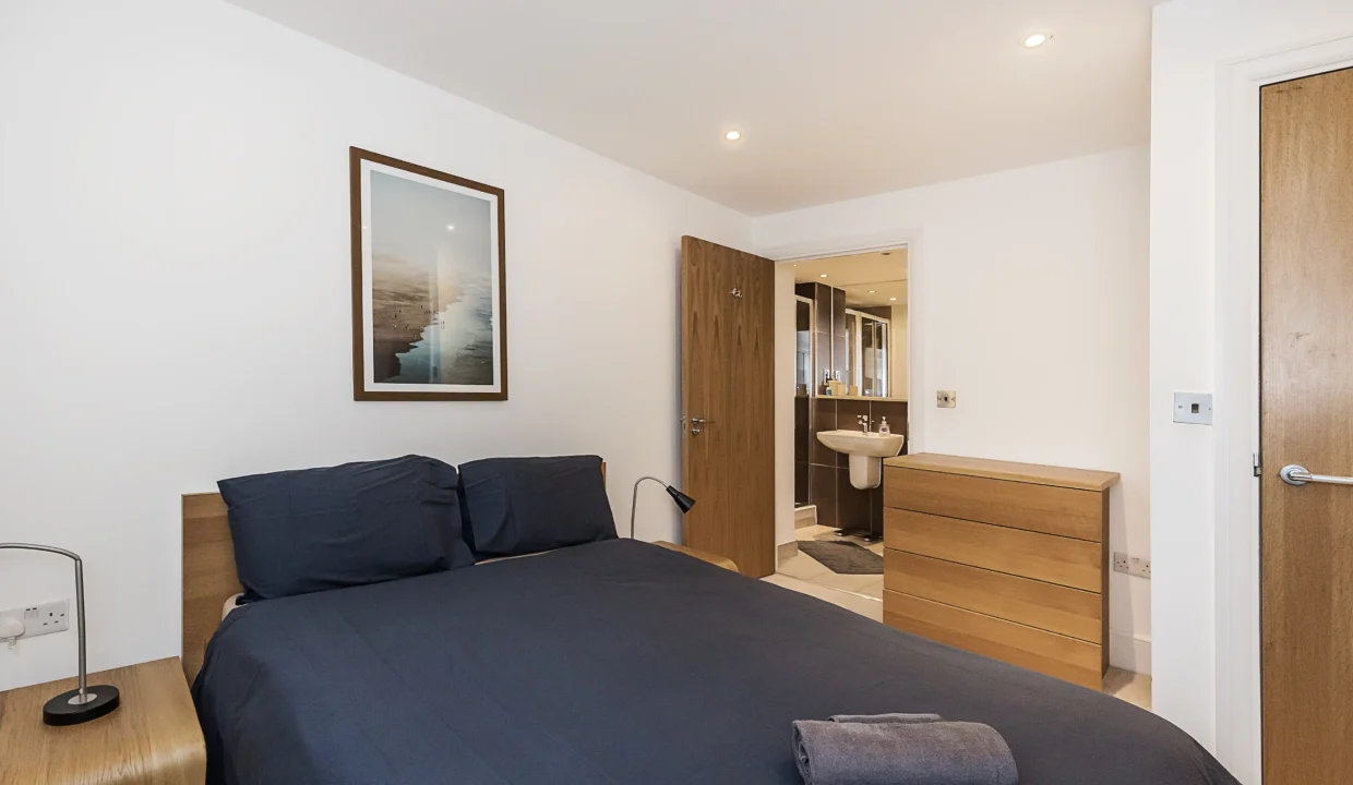 flat 20 angel wharf -009