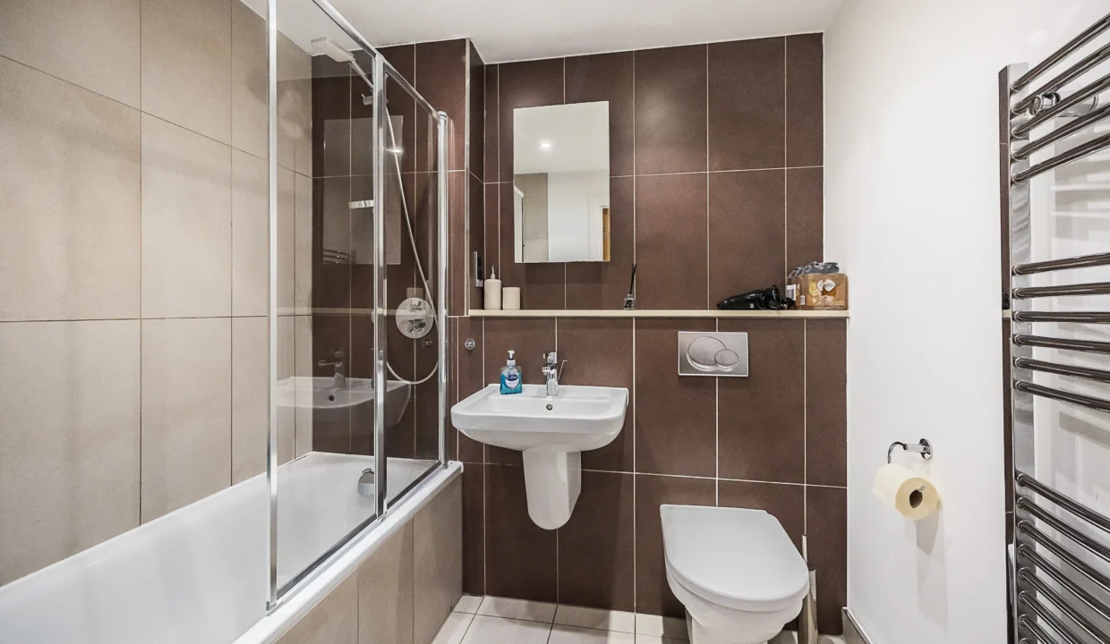 flat 20 angel wharf -011